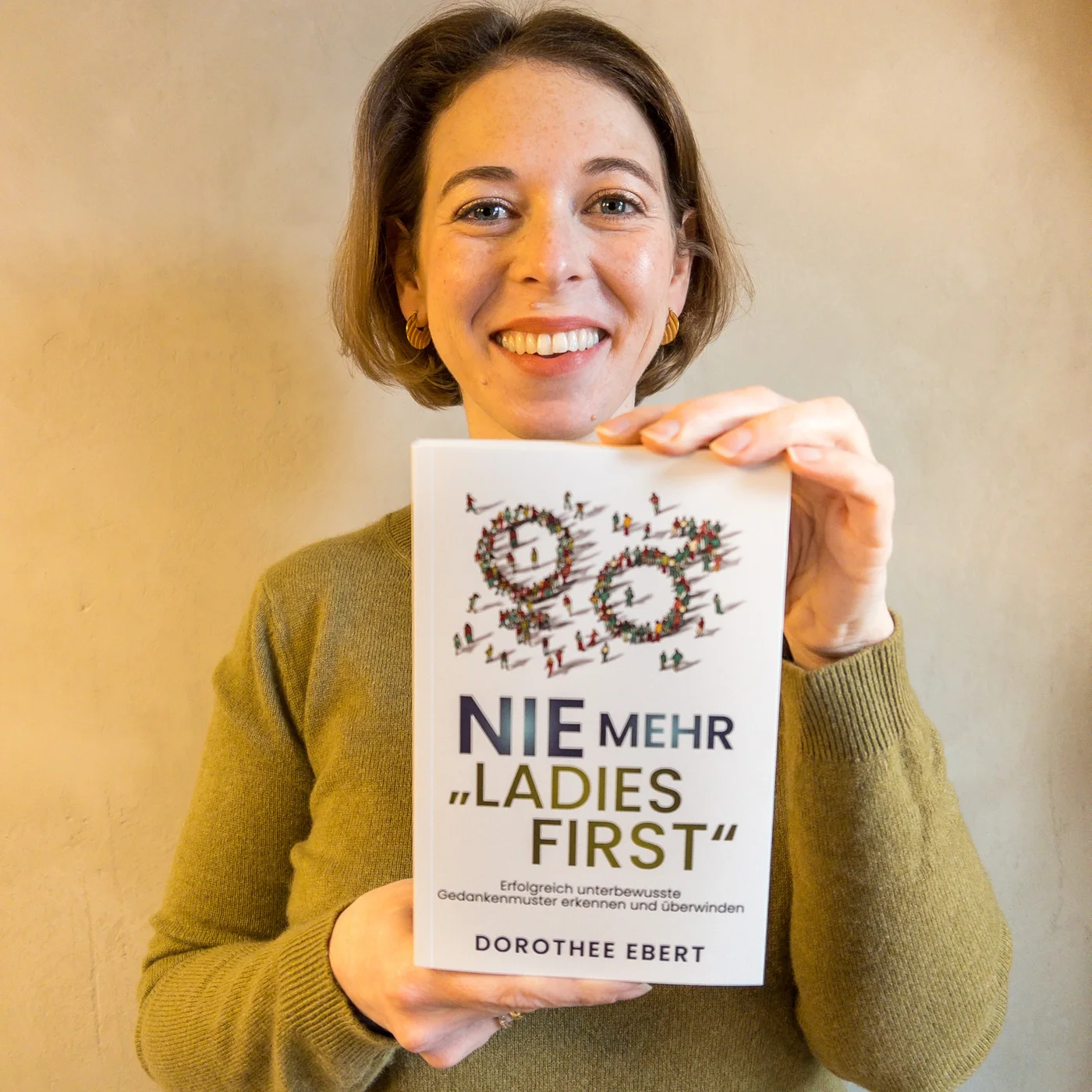 Dorothee Ebert mit ihrem Buch „Nie mehr Ladies First“