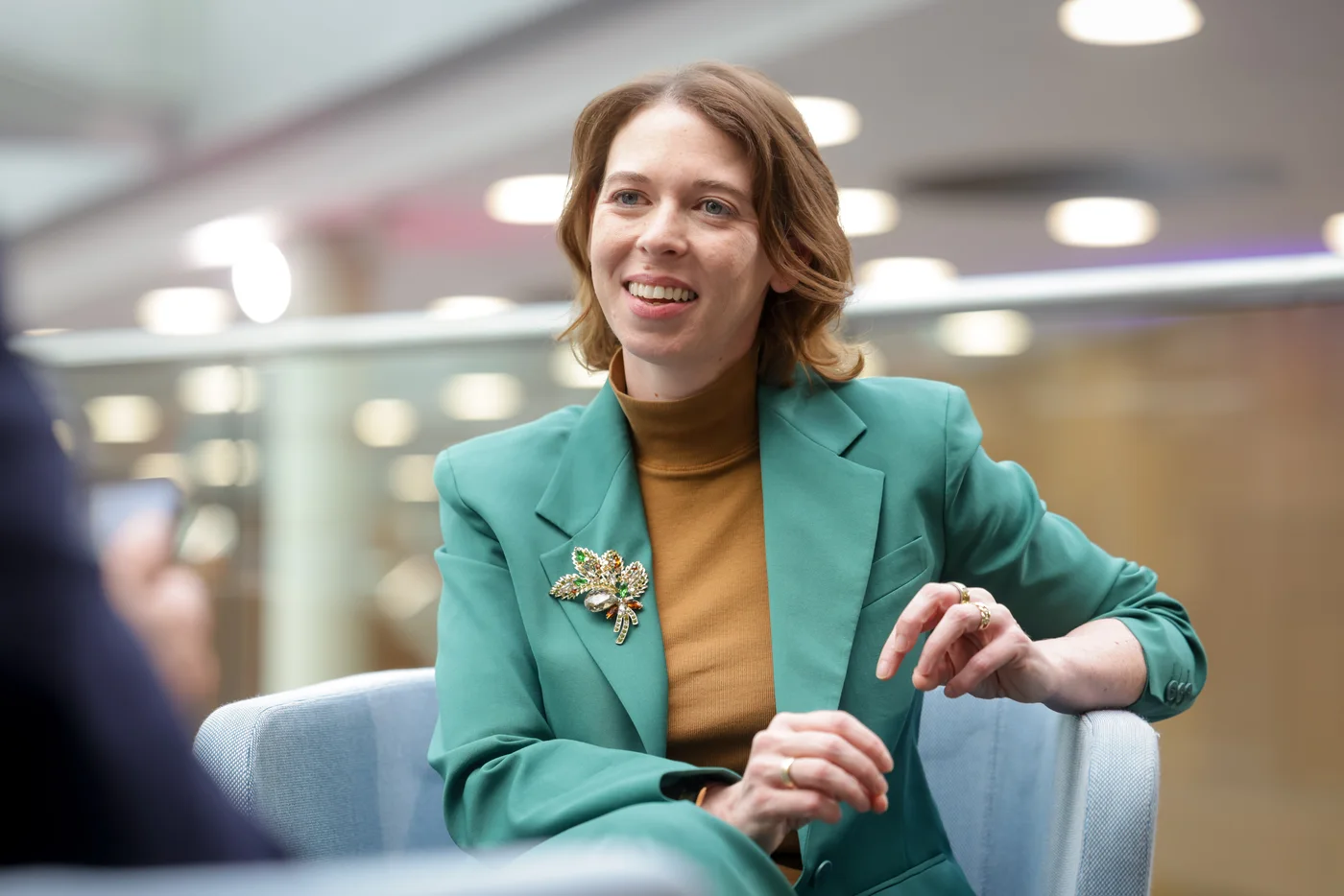 Dorothee Ebert sitzend im Gespräch