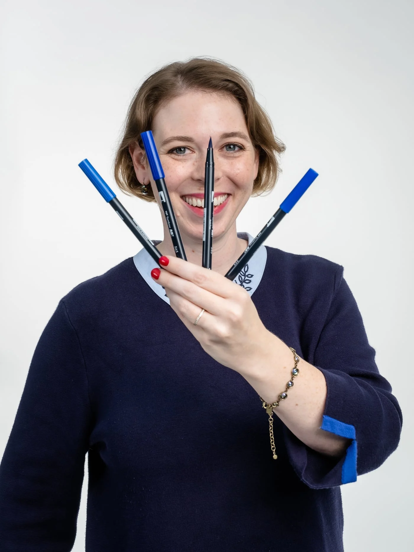 Dorothee Ebert mit vier Stiften vor dem Gesicht