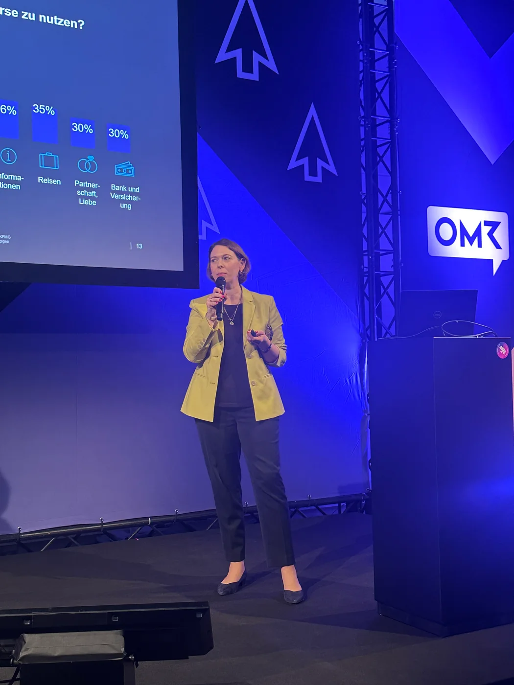 Dorothee Ebert als Speakerin auf der Bühne bei OMR
