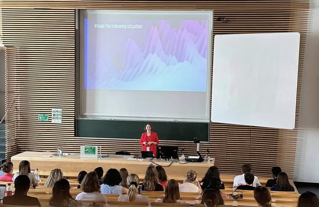 Dorothee Ebert hält einen Vortrag vor Studierenden in einem großen Hörsaal.