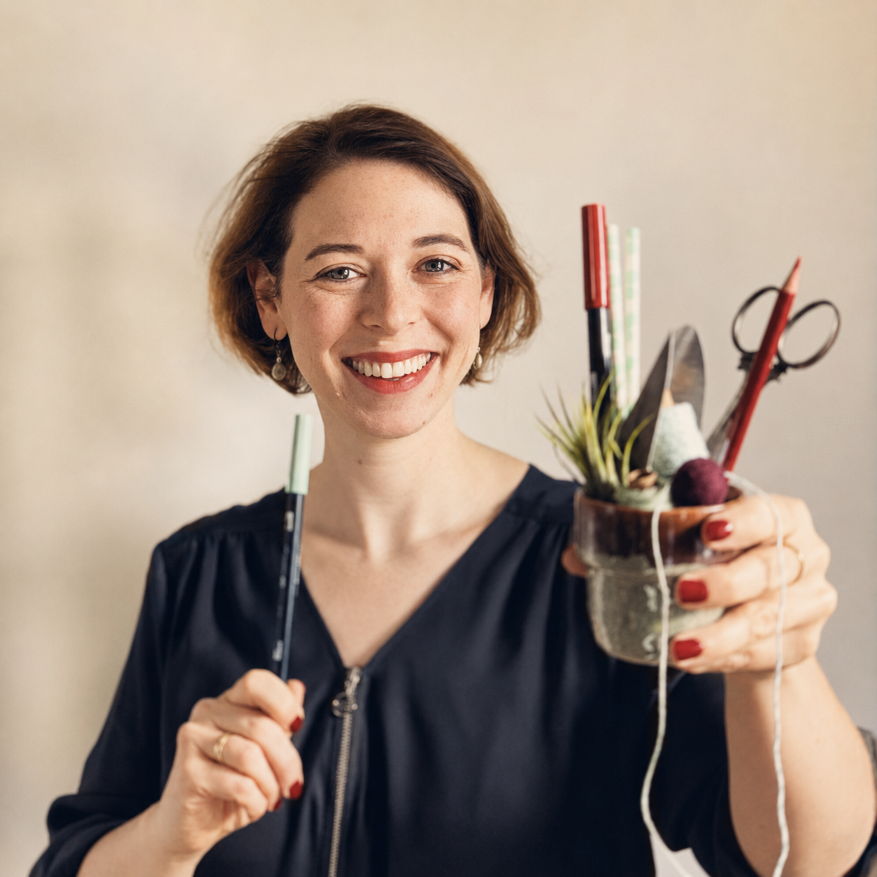 Dorothee Ebert mit Stiften und kreativen Arbeitsmaterialien